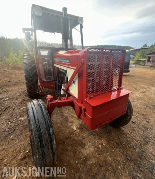 1975 International 674 traktor - Brukt til vedmaskin - Traktor: slika 3 1975 International 674 traktor - Brukt til vedmaskin - Traktor: slika 3