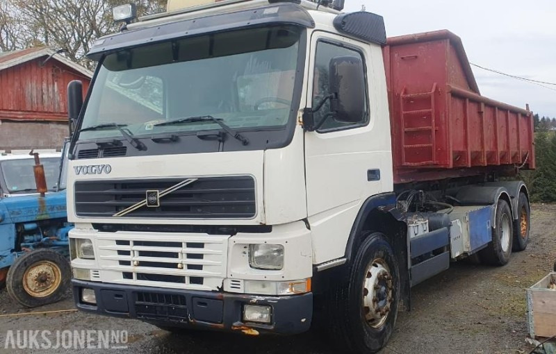 2000 Volvo FM-12 MED KASSE OG MASKINFLAK - Kamion sa hidrauličnom kukom: slika 1 2000 Volvo FM-12 MED KASSE OG MASKINFLAK - Kamion sa hidrauličnom kukom: slika 1