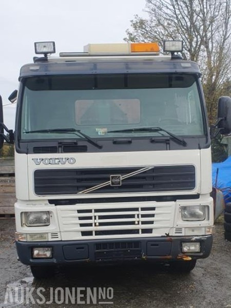 2000 Volvo FM-12 MED KASSE OG MASKINFLAK - Kamion sa hidrauličnom kukom: slika 2 2000 Volvo FM-12 MED KASSE OG MASKINFLAK - Kamion sa hidrauličnom kukom: slika 2