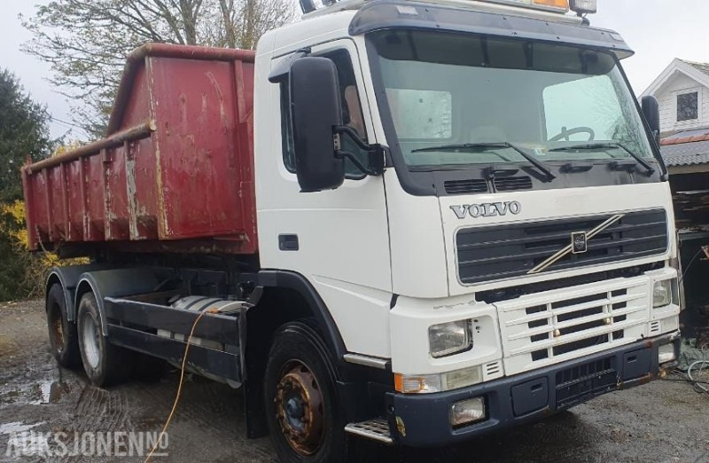 2000 Volvo FM-12 MED KASSE OG MASKINFLAK - Kamion sa hidrauličnom kukom: slika 3 2000 Volvo FM-12 MED KASSE OG MASKINFLAK - Kamion sa hidrauličnom kukom: slika 3