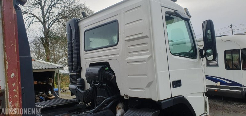 2000 Volvo FM-12 MED KASSE OG MASKINFLAK - Kamion sa hidrauličnom kukom: slika 4 2000 Volvo FM-12 MED KASSE OG MASKINFLAK - Kamion sa hidrauličnom kukom: slika 4