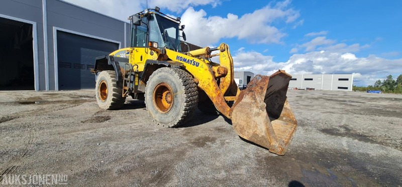 2004 Komatsu WA320, kun 9.000 arbeidstimer! Pallegafler + Skuffe inkludert, 3dje funksjon, SERTIFISERT! - Utovarivač točkaš: slika 4 2004 Komatsu WA320, kun 9.000 arbeidstimer! Pallegafler + Skuffe inkludert, 3dje funksjon, SERTIFISERT! - Utovarivač točkaš: slika 4