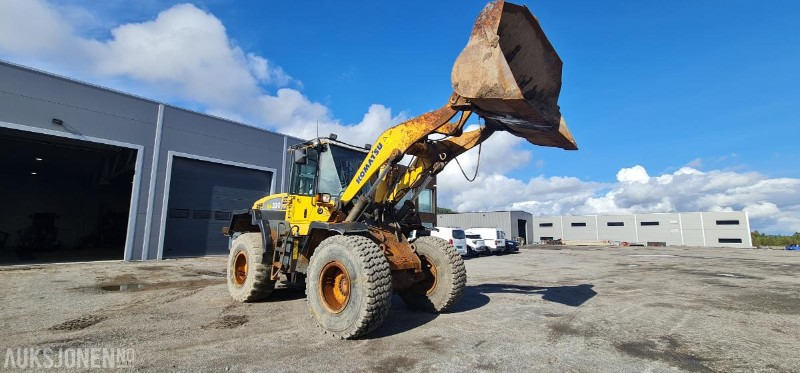 2004 Komatsu WA320, kun 9.000 arbeidstimer! Pallegafler + Skuffe inkludert, 3dje funksjon, SERTIFISERT! - Utovarivač točkaš: slika 3 2004 Komatsu WA320, kun 9.000 arbeidstimer! Pallegafler + Skuffe inkludert, 3dje funksjon, SERTIFISERT! - Utovarivač točkaš: slika 3