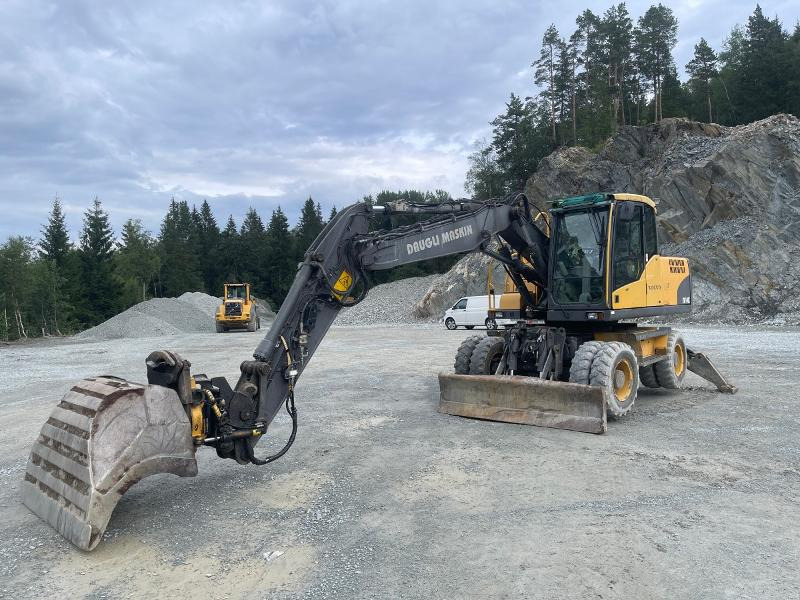 2011 Volvo EW140C Hjulgraver - VA-bom - Sentralsmøring - Bunkringspumpe - Engcon Tiltrotator med klype - Pusseskuffe - Bager: slika 1 2011 Volvo EW140C Hjulgraver - VA-bom - Sentralsmøring - Bunkringspumpe - Engcon Tiltrotator med klype - Pusseskuffe - Bager: slika 1