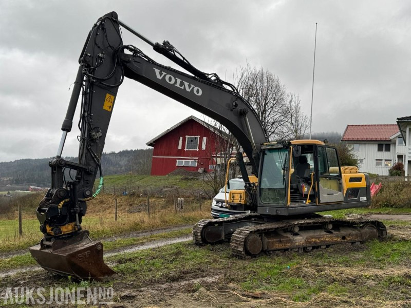 2013 Volvo EC220DL gravemaskin med 2 skuffer / Tiltrotator - Bager: slika 1 2013 Volvo EC220DL gravemaskin med 2 skuffer / Tiltrotator - Bager: slika 1