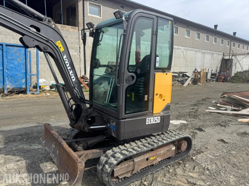 2013 Volvo ECR25D gravemaskin med 3 skuffer - Mini bager: slika 5 2013 Volvo ECR25D gravemaskin med 3 skuffer - Mini bager: slika 5