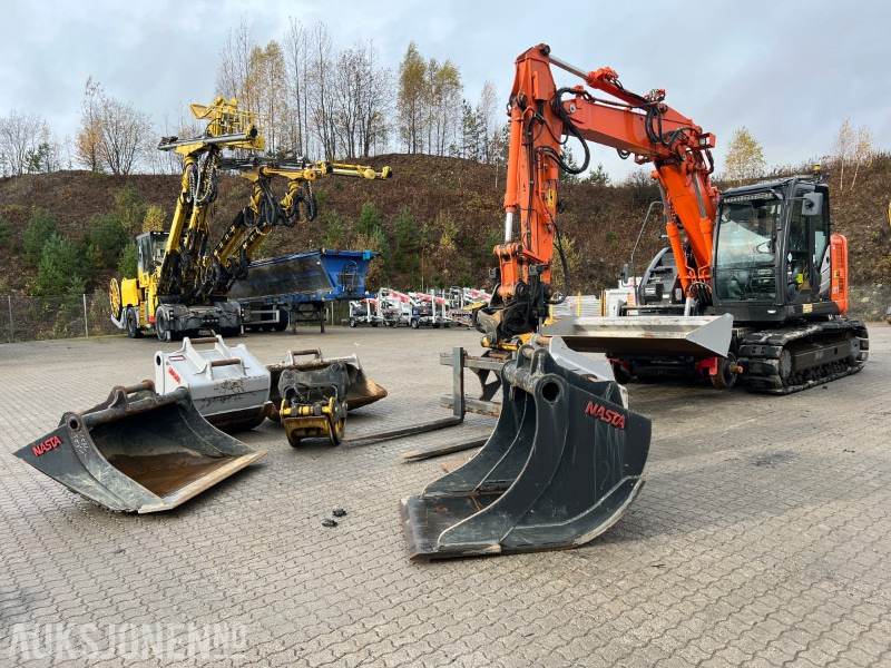 2015 Hitachi ZX135-US Rail maskin med henger, tilt, klype, 6 skuffer, klype - Bager: slika 1 2015 Hitachi ZX135-US Rail maskin med henger, tilt, klype, 6 skuffer, klype - Bager: slika 1