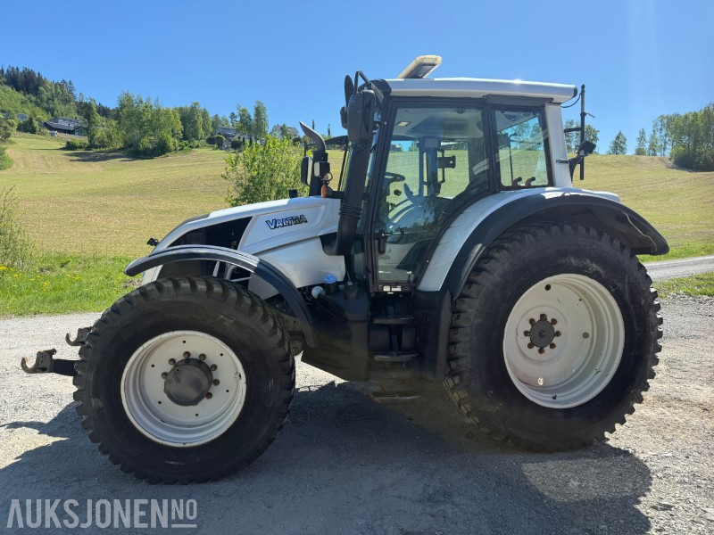 2015 Valtra N163 Unlimited Edition traktor - Hyttefjæring - 4 dobbelt virkende uttak - front PTO - 2 seter - Servicehistorikk - Traktor: slika 2 2015 Valtra N163 Unlimited Edition traktor - Hyttefjæring - 4 dobbelt virkende uttak - front PTO - 2 seter - Servicehistorikk - Traktor: slika 2