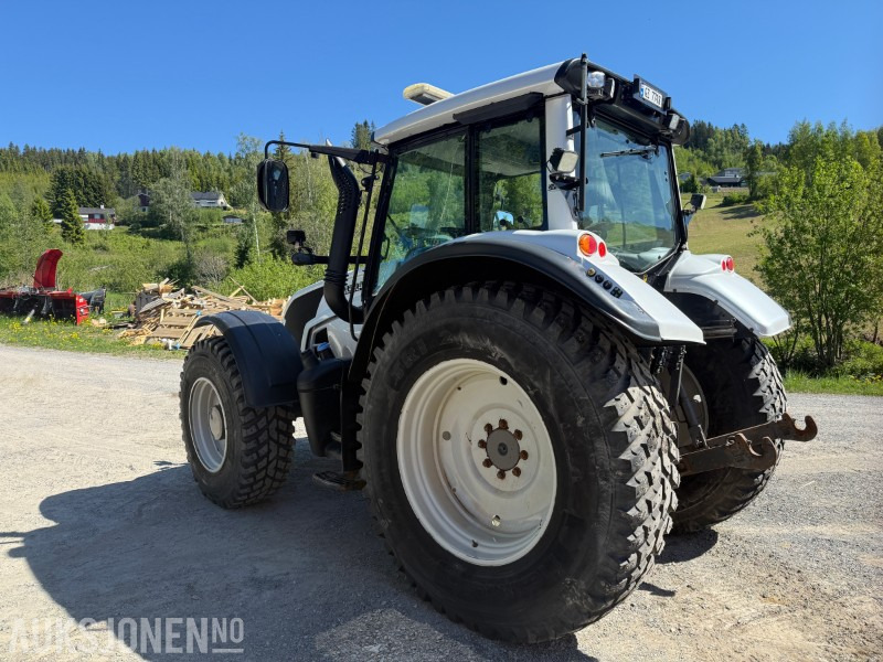 2015 Valtra N163 Unlimited Edition traktor - Hyttefjæring - 4 dobbelt virkende uttak - front PTO - 2 seter - Servicehistorikk - Traktor: slika 3 2015 Valtra N163 Unlimited Edition traktor - Hyttefjæring - 4 dobbelt virkende uttak - front PTO - 2 seter - Servicehistorikk - Traktor: slika 3