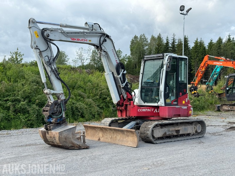 2018 Takeuchi TB280FR – 8,5-tonns gravemaskin med Side-to-Side Boom, tilt, sentralsmøring og 2 skuffer - Bager: slika 1 2018 Takeuchi TB280FR – 8,5-tonns gravemaskin med Side-to-Side Boom, tilt, sentralsmøring og 2 skuffer - Bager: slika 1
