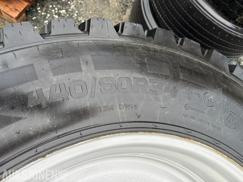 4 stk traktordekk med pigg stått på New Holland T5060 - Traktor: slika 2 4 stk traktordekk med pigg stått på New Holland T5060 - Traktor: slika 2