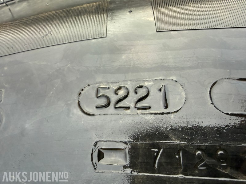 4 stk traktordekk med pigg stått på New Holland T5060 - Traktor: slika 3 4 stk traktordekk med pigg stått på New Holland T5060 - Traktor: slika 3