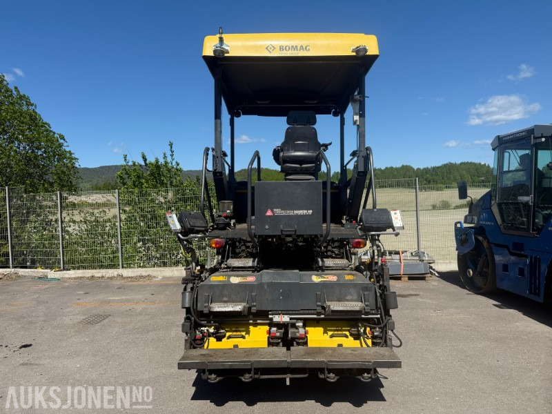 Bomag BF 300 P-2 Asfaltlegger - 54,6 kW - med 25cm utvidersett til screed og ekstra screedplatesett - Građevinska oprema: slika 4 Bomag BF 300 P-2 Asfaltlegger - 54,6 kW - med 25cm utvidersett til screed og ekstra screedplatesett - Građevinska oprema: slika 4