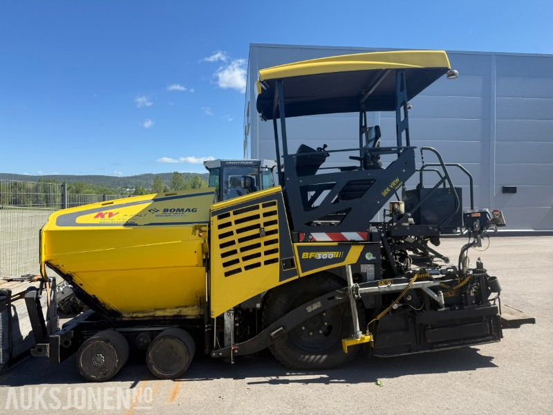 Bomag BF 300 P-2 Asfaltlegger - 54,6 kW - med 25cm utvidersett til screed og ekstra screedplatesett - Građevinska oprema: slika 2 Bomag BF 300 P-2 Asfaltlegger - 54,6 kW - med 25cm utvidersett til screed og ekstra screedplatesett - Građevinska oprema: slika 2