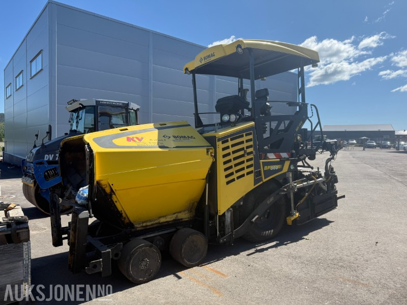 Bomag BF 300 P-2 Asfaltlegger - 54,6 kW - med 25cm utvidersett til screed og ekstra screedplatesett - Građevinska oprema: slika 1 Bomag BF 300 P-2 Asfaltlegger - 54,6 kW - med 25cm utvidersett til screed og ekstra screedplatesett - Građevinska oprema: slika 1