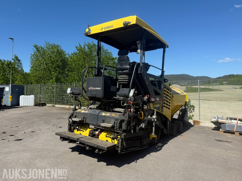 Bomag BF 300 P-2 Asfaltlegger - 54,6 kW - med 25cm utvidersett til screed og ekstra screedplatesett - Građevinska oprema: slika 5 Bomag BF 300 P-2 Asfaltlegger - 54,6 kW - med 25cm utvidersett til screed og ekstra screedplatesett - Građevinska oprema: slika 5