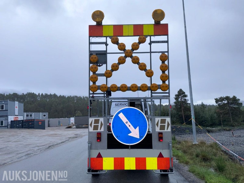 2007 Hengermontert mobilt varselpanel - Type A 1/2/3/4 med lys og lyspil enhet - Type 7000 - Dodatak za Građevinska mašina: slika 1 2007 Hengermontert mobilt varselpanel - Type A 1/2/3/4 med lys og lyspil enhet - Type 7000 - Dodatak za Građevinska mašina: slika 1