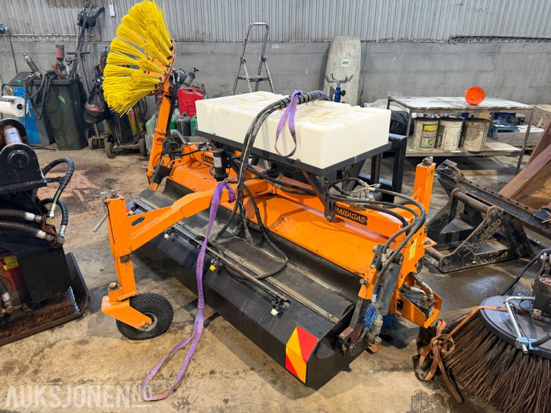 2013 Padagas feieaggregat med sidebørste og vanntank – 2013-modell - Dodatak za Građevinska mašina: slika 1 2013 Padagas feieaggregat med sidebørste og vanntank – 2013-modell - Dodatak za Građevinska mašina: slika 1