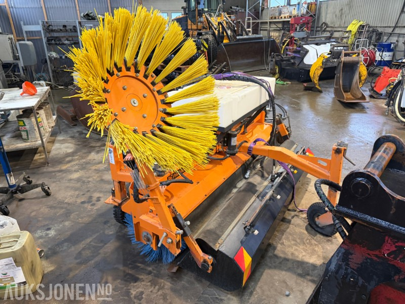 2013 Padagas feieaggregat med sidebørste og vanntank – 2013-modell - Dodatak za Građevinska mašina: slika 2 2013 Padagas feieaggregat med sidebørste og vanntank – 2013-modell - Dodatak za Građevinska mašina: slika 2