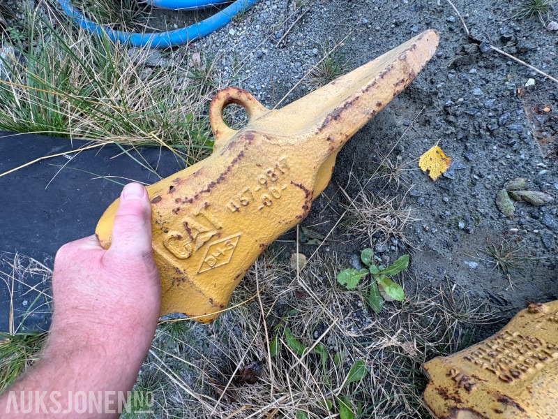 Cat graveskuffetenner til gravemaskin og/eller hjullaster - Dodatak za Građevinska mašina: slika 4 Cat graveskuffetenner til gravemaskin og/eller hjullaster - Dodatak za Građevinska mašina: slika 4