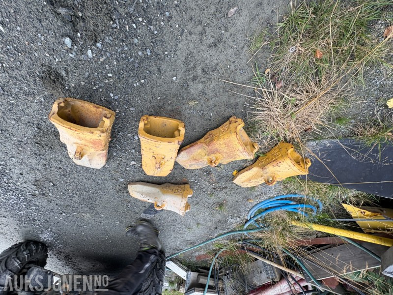 Cat graveskuffetenner til gravemaskin og/eller hjullaster - Dodatak za Građevinska mašina: slika 3 Cat graveskuffetenner til gravemaskin og/eller hjullaster - Dodatak za Građevinska mašina: slika 3