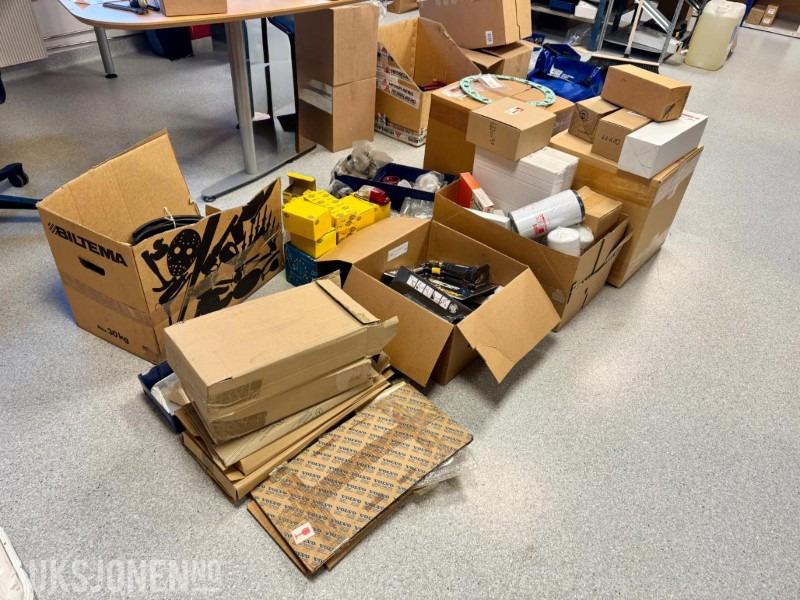 Dodatak za Građevinska mašina Diverse deler – Filtre, Lyspakker, Speil, Glasslister & Brennere til Tyngre Kjøretøy & Anleggsmaskiner: slika 1