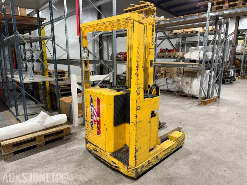 1995 ABECO 12 SMATTF – Elektrisk skyvemasttruck / stabler 1200 kg, 5,65 m løftehøyde - Oprema za rukovanje materijalima: slika 3 1995 ABECO 12 SMATTF – Elektrisk skyvemasttruck / stabler 1200 kg, 5,65 m løftehøyde - Oprema za rukovanje materijalima: slika 3