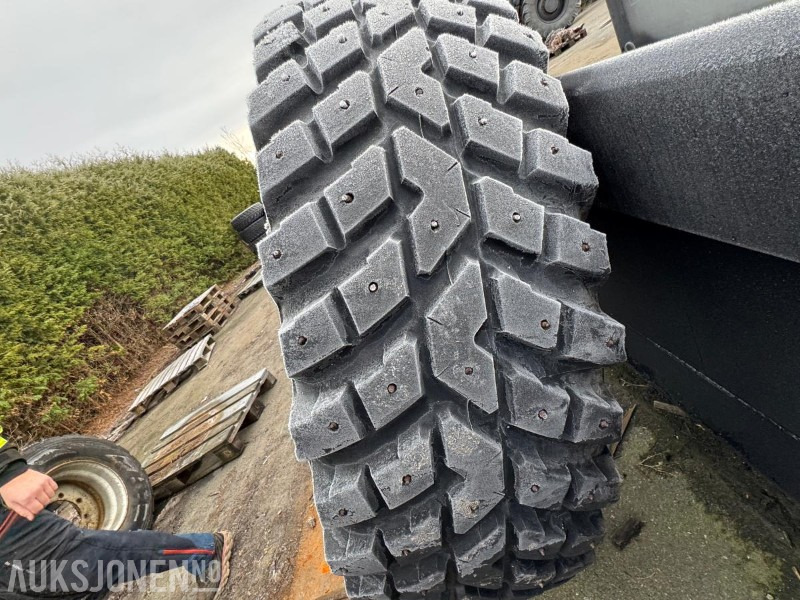 2007 Nokian TRI 2 traktordekk 440/80 R30 – med pigg - Poljoprivredna mašina: slika 1 2007 Nokian TRI 2 traktordekk 440/80 R30 – med pigg - Poljoprivredna mašina: slika 1