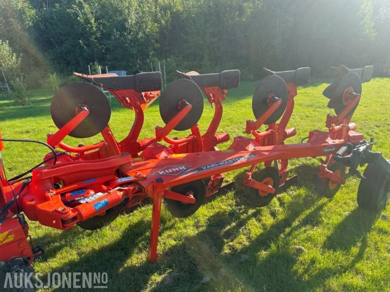 2019 KUHN KUHN VARI-MASTER NSH 4-SKJÆRS VENDEPLOG - Poljoprivredna mašina: slika 1 2019 KUHN KUHN VARI-MASTER NSH 4-SKJÆRS VENDEPLOG - Poljoprivredna mašina: slika 1