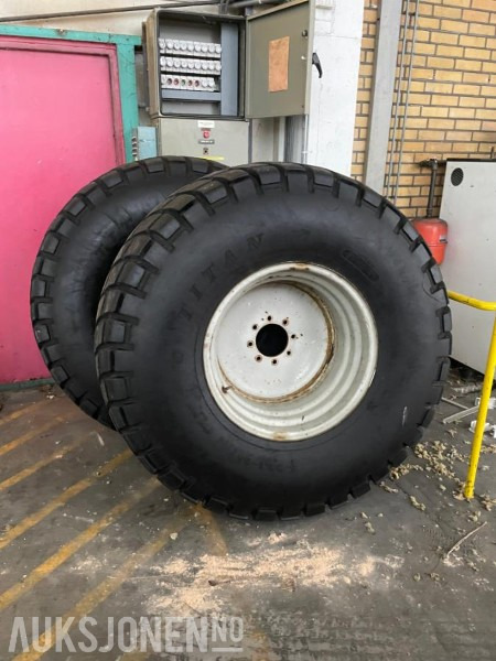 Hjulsett stått på McCormick CX80 - Gressdekk/industridekk med felger 500/60 R 22.5 og 23-1 R26 - ingen minstepris - Poljoprivredna mašina: slika 2 Hjulsett stått på McCormick CX80 - Gressdekk/industridekk med felger 500/60 R 22.5 og 23-1 R26 - ingen minstepris - Poljoprivredna mašina: slika 2