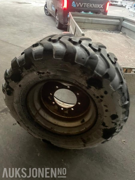 Hjulsett stått på McCormick CX80 - Gressdekk/industridekk med felger 500/60 R 22.5 og 23-1 R26 - ingen minstepris - Poljoprivredna mašina: slika 4 Hjulsett stått på McCormick CX80 - Gressdekk/industridekk med felger 500/60 R 22.5 og 23-1 R26 - ingen minstepris - Poljoprivredna mašina: slika 4