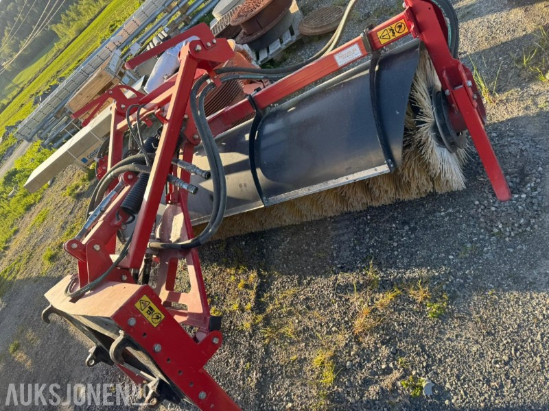 Tokvam - Hydraulisk feiekost med Eurofeste og triangelfeste - FK-21100 - Poljoprivredna mašina: slika 1 Tokvam - Hydraulisk feiekost med Eurofeste og triangelfeste - FK-21100 - Poljoprivredna mašina: slika 1