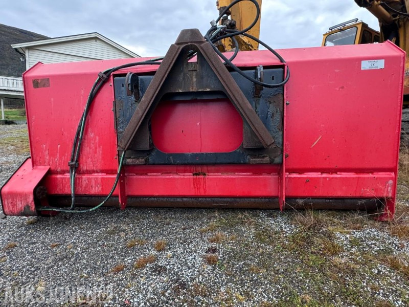 Tokvam selvlastende sandstrøer SMA 1600 - Strøbredde ca 2300 mm - Triangelkobling - 1600 L - Poljoprivredna mašina: slika 2 Tokvam selvlastende sandstrøer SMA 1600 - Strøbredde ca 2300 mm - Triangelkobling - 1600 L - Poljoprivredna mašina: slika 2