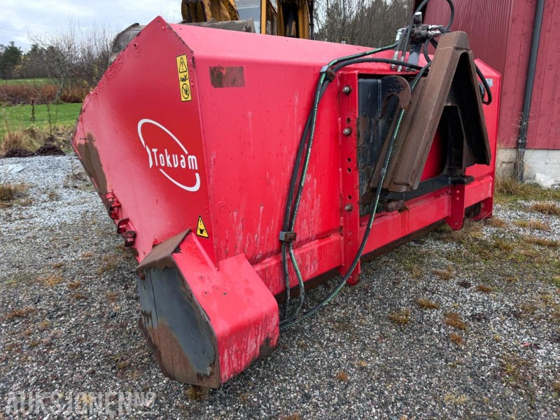 Tokvam selvlastende sandstrøer SMA 1600 - Strøbredde ca 2300 mm - Triangelkobling - 1600 L - Poljoprivredna mašina: slika 1 Tokvam selvlastende sandstrøer SMA 1600 - Strøbredde ca 2300 mm - Triangelkobling - 1600 L - Poljoprivredna mašina: slika 1