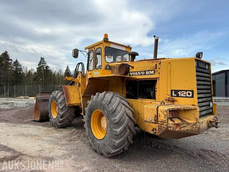 Volvo L120 Hjullaster - 4x4 - Gjerstad 2900L skuff - Nylig byttet dekk - Vekt montert - Utovarivač točkaš: slika 4 Volvo L120 Hjullaster - 4x4 - Gjerstad 2900L skuff - Nylig byttet dekk - Vekt montert - Utovarivač točkaš: slika 4