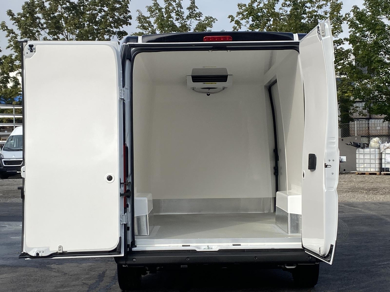 CITROEN ALTE VERSION JUMPER L2H2 140PS CONFORT 35+ / TIEFKÜHLFAHRZEUG -20C KONVEKTA ODER THERMOKING - Dostavno vozilo hladnjača: slika 4 CITROEN ALTE VERSION JUMPER L2H2 140PS CONFORT 35+ / TIEFKÜHLFAHRZEUG -20C KONVEKTA ODER THERMOKING - Dostavno vozilo hladnjača: slika 4