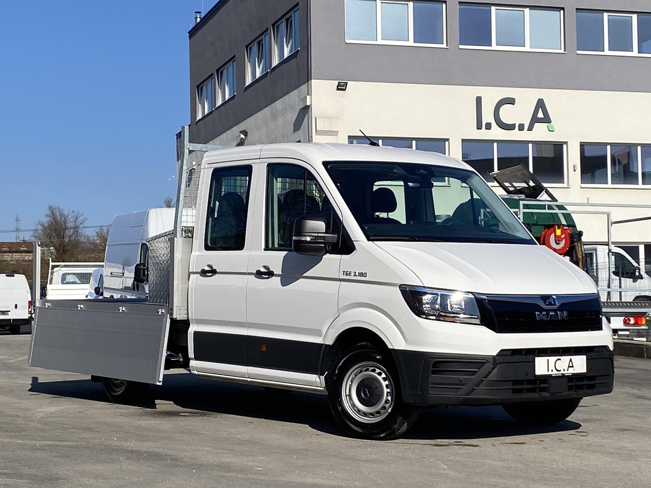 MAN TGE 3.180 DOKA 1+6 3640MM | OFFENE PRITSCHE + ALU KOFFER AUF DER PRITSCHE - Dostavno vozilo sa otvorenom sandukom: slika 4 MAN TGE 3.180 DOKA 1+6 3640MM | OFFENE PRITSCHE + ALU KOFFER AUF DER PRITSCHE - Dostavno vozilo sa otvorenom sandukom: slika 4