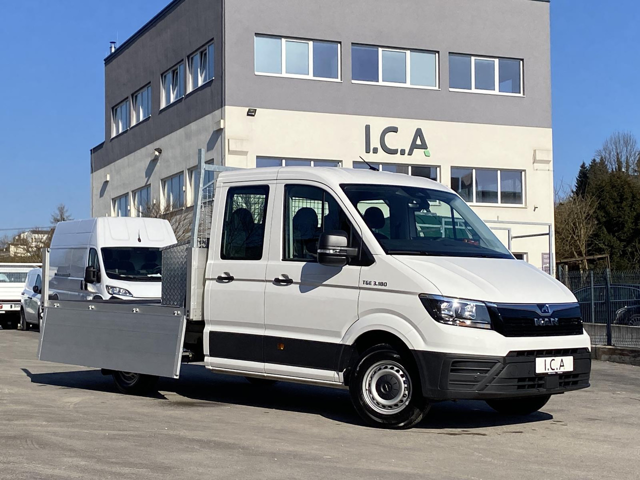 MAN TGE 3.180 DOKA 1+6 3640MM | OFFENE PRITSCHE + ALU KOFFER AUF DER PRITSCHE - Dostavno vozilo sa otvorenom sandukom: slika 2 MAN TGE 3.180 DOKA 1+6 3640MM | OFFENE PRITSCHE + ALU KOFFER AUF DER PRITSCHE - Dostavno vozilo sa otvorenom sandukom: slika 2