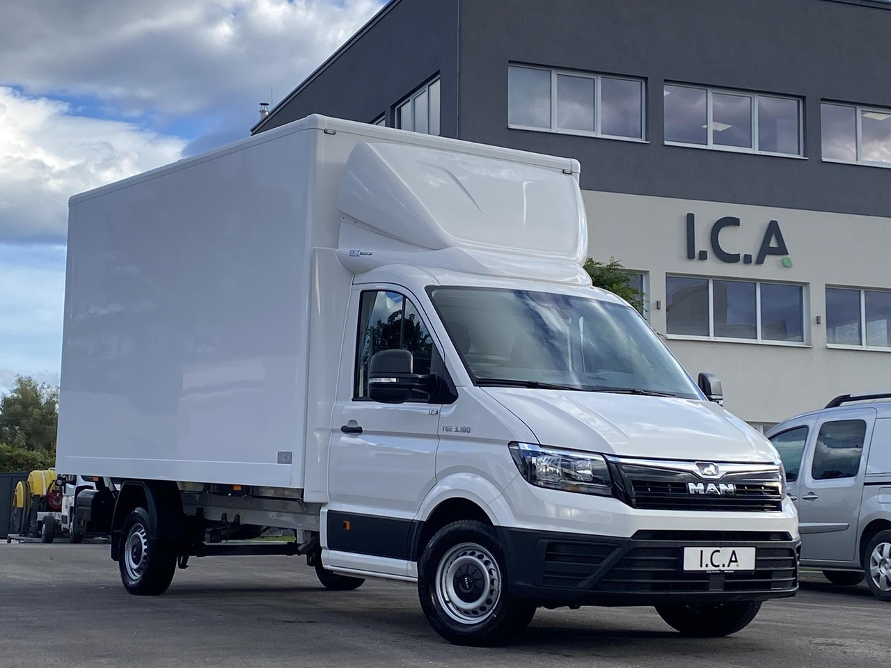 MAN TGE 3.180 RS4490 1+2, 180PS, 2.0L | ALU-BOX 4200mm + LADERAMPE - Dostavno vozilo sa zatvorenim sandukom: slika 2 MAN TGE 3.180 RS4490 1+2, 180PS, 2.0L | ALU-BOX 4200mm + LADERAMPE - Dostavno vozilo sa zatvorenim sandukom: slika 2