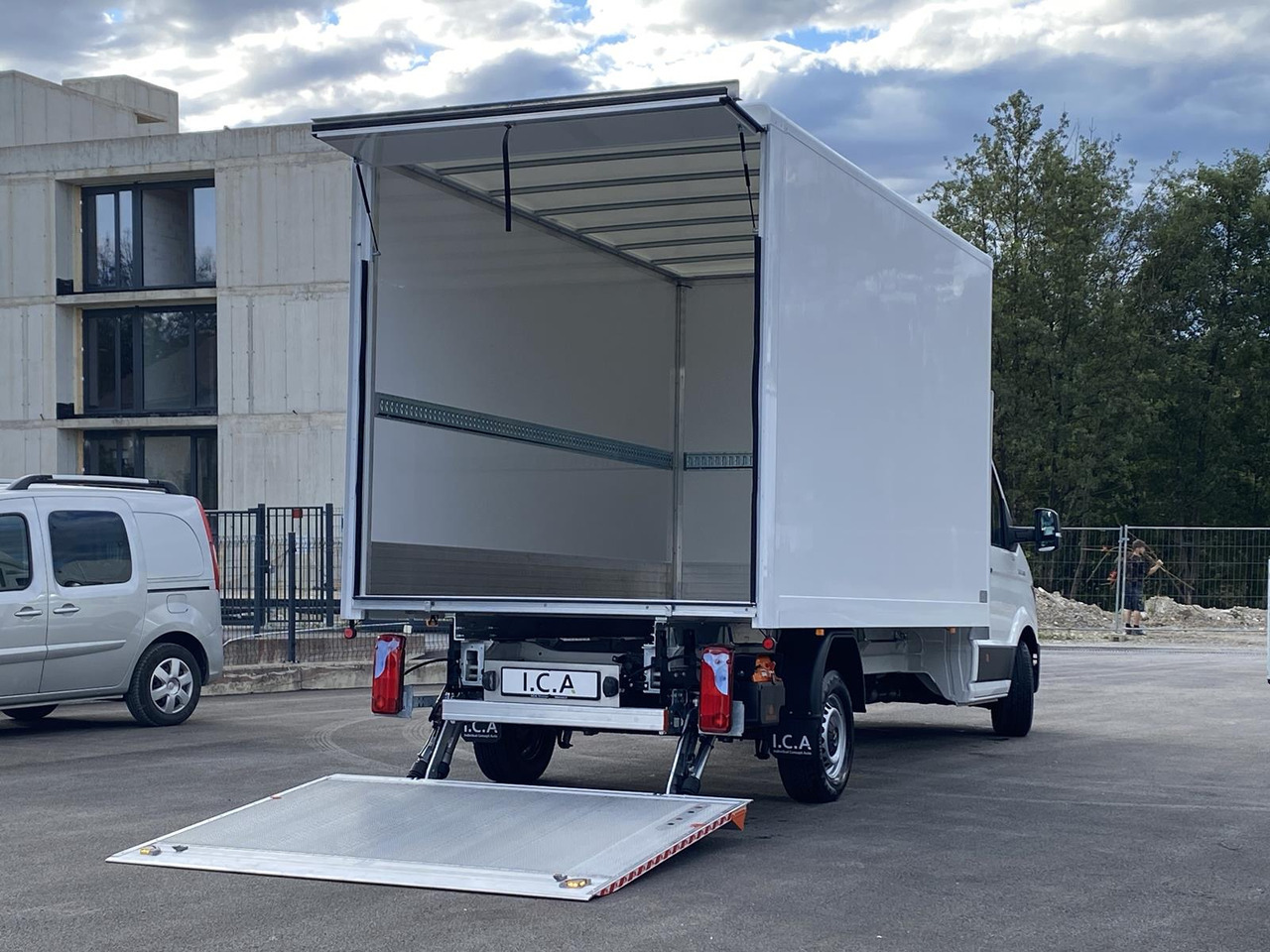 MAN TGE 3.180 RS4490 1+2, 180PS, 2.0L | ALU-BOX 4200mm + LADERAMPE - Dostavno vozilo sa zatvorenim sandukom: slika 1 MAN TGE 3.180 RS4490 1+2, 180PS, 2.0L | ALU-BOX 4200mm + LADERAMPE - Dostavno vozilo sa zatvorenim sandukom: slika 1
