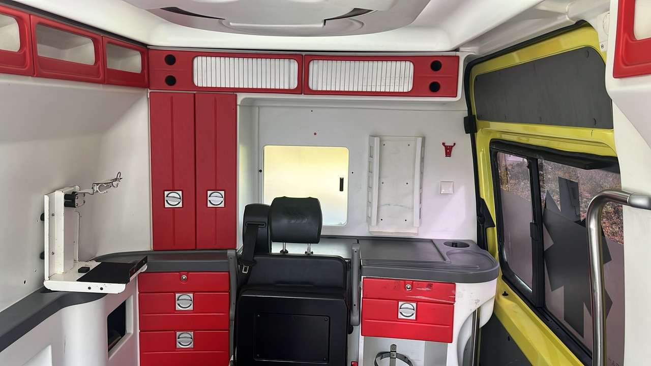 Mercedes Benz AMBULANCE Lot of 10 units Sprinter 313 CDI Automatic - Korisno/ Posebno vozilo: slika 4 Mercedes Benz AMBULANCE Lot of 10 units Sprinter 313 CDI Automatic - Korisno/ Posebno vozilo: slika 4