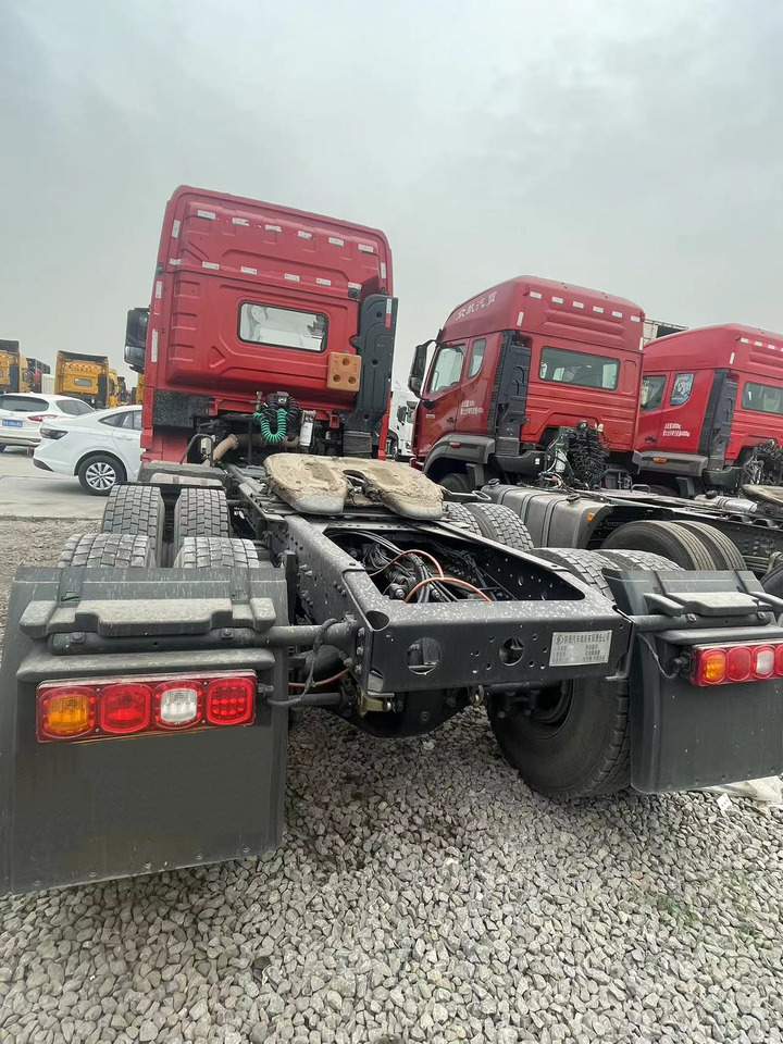 Shacman Slightly Used X3000 X5000 (6*4) Semi Truck Head Tractor Head Tipper Head - Tegljač: slika 4 Shacman Slightly Used X3000 X5000 (6*4) Semi Truck Head Tractor Head Tipper Head - Tegljač: slika 4