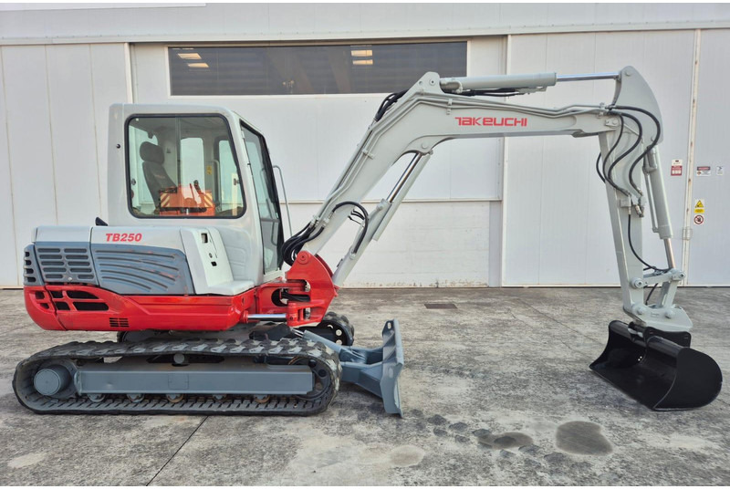 Takeuchi TB250 - Mini bager: slika 2 Takeuchi TB250 - Mini bager: slika 2