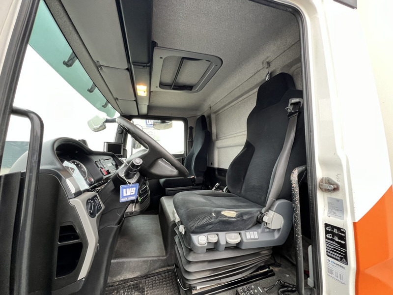 Interior photo 1: Kamion sa zatvorenim sandukom MAN TGL 180 4x2 Bakwagen Dhollandia 1000kg / BOX