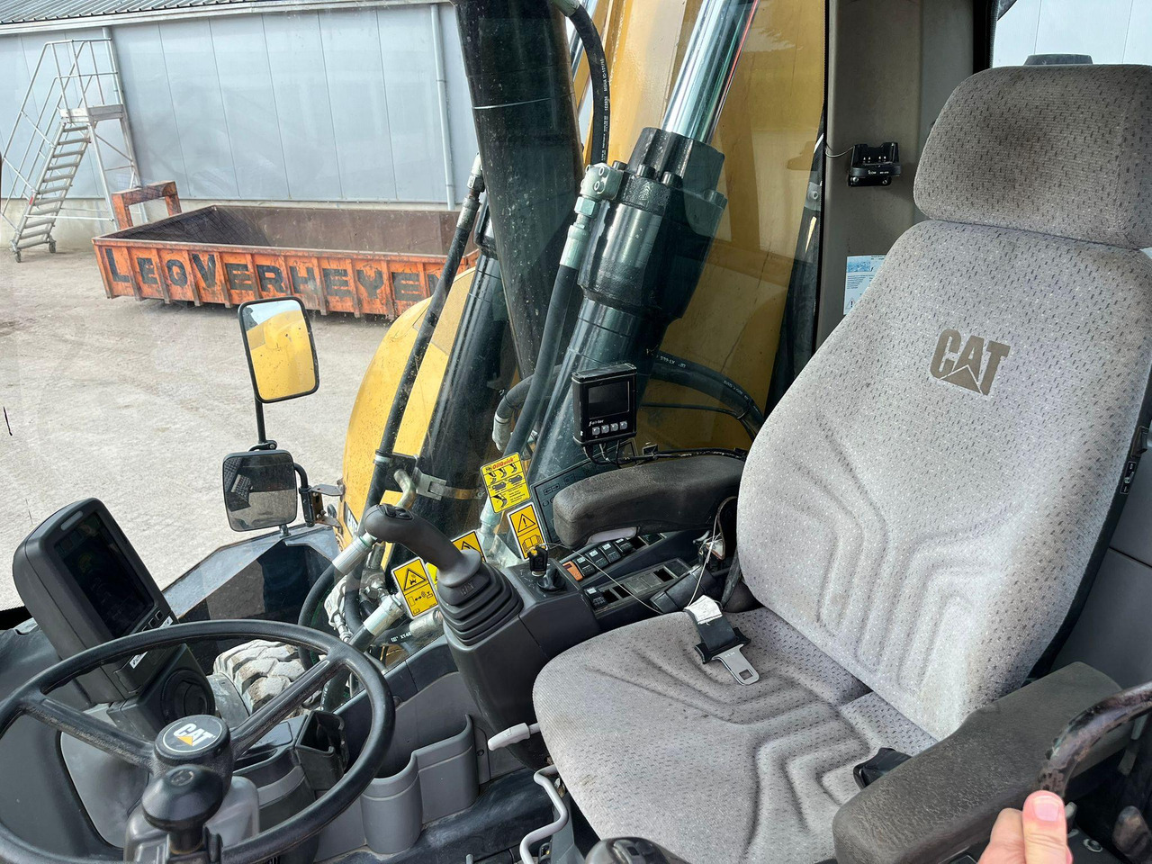 Bager točkaš Caterpillar M318D: slika 12