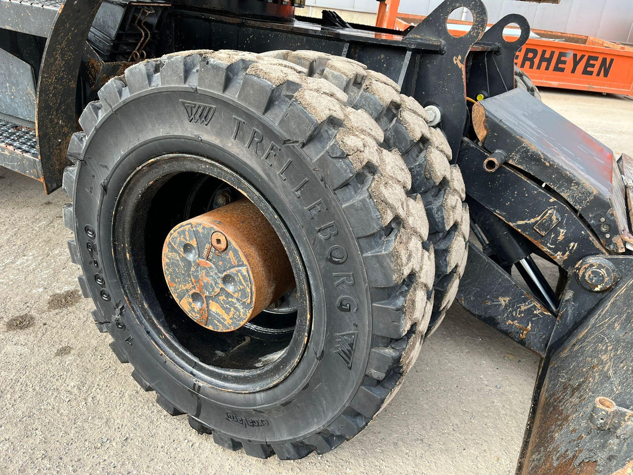 Bager točkaš Caterpillar M318D: slika 19