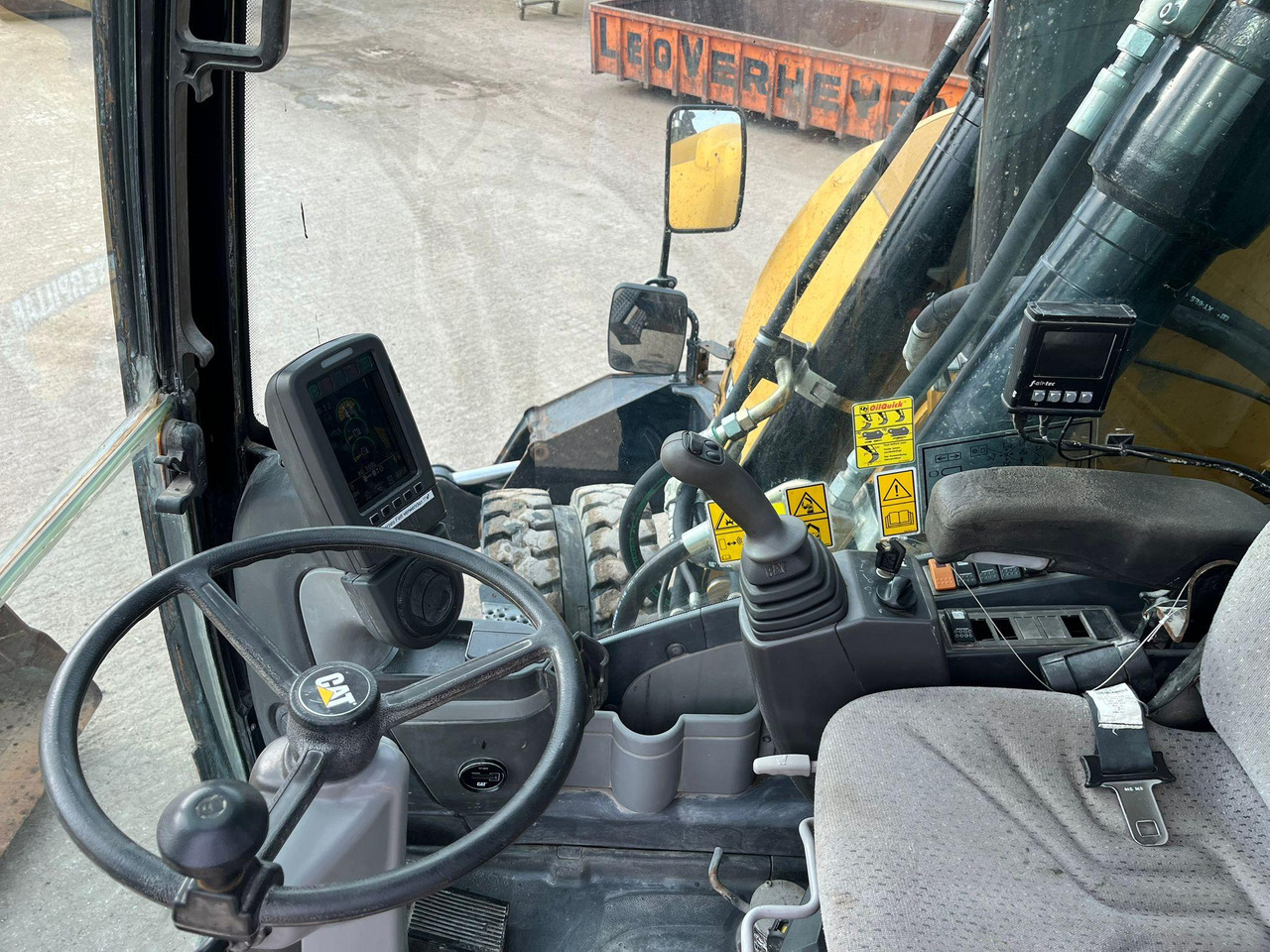 Bager točkaš Caterpillar M318D: slika 13