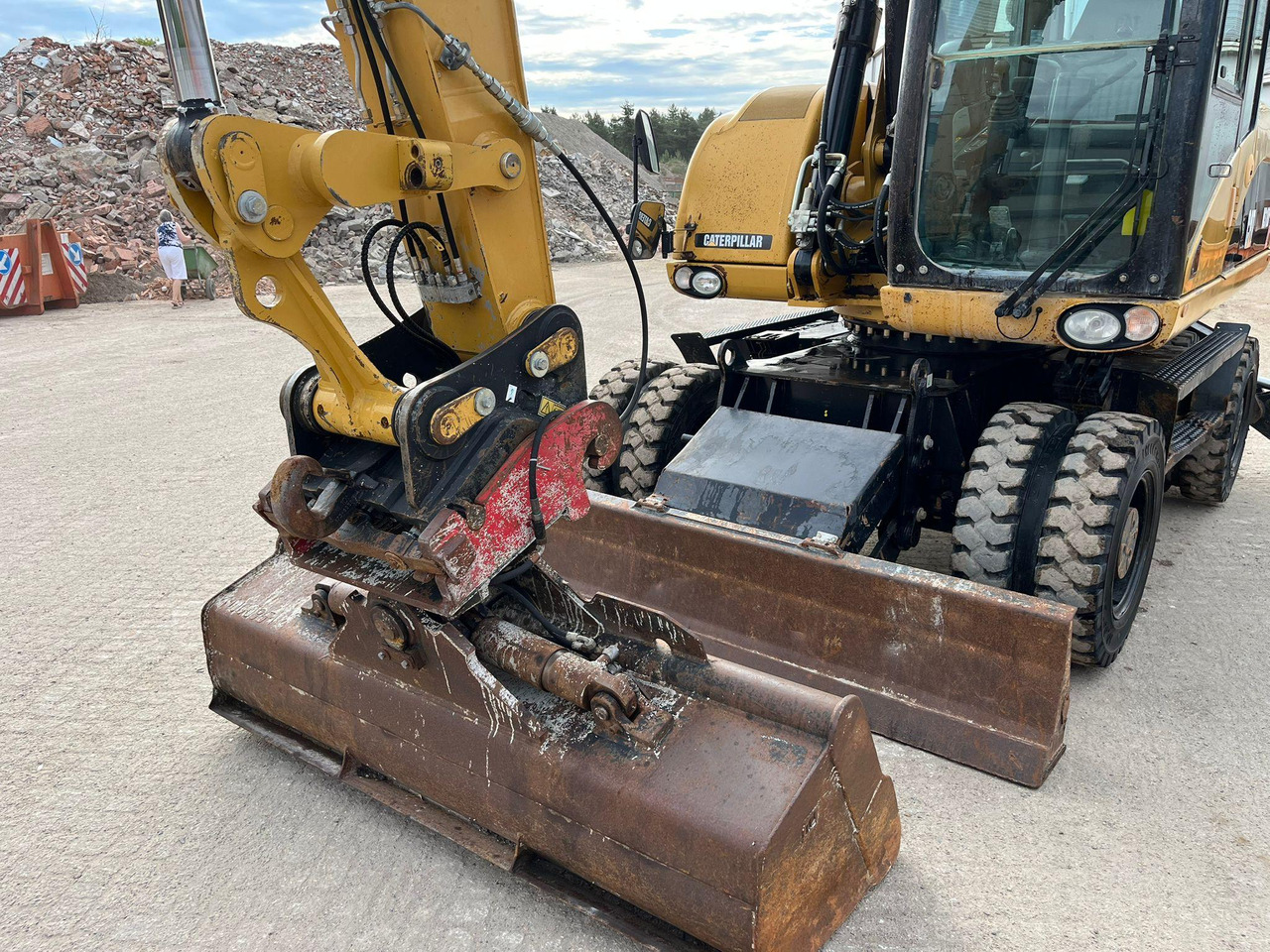 Bager točkaš Caterpillar M318D: slika 15