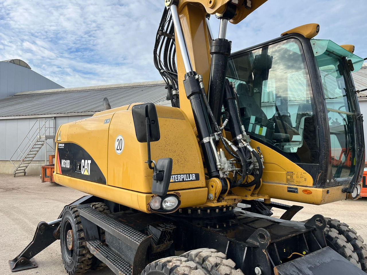 Bager točkaš Caterpillar M318D: slika 11