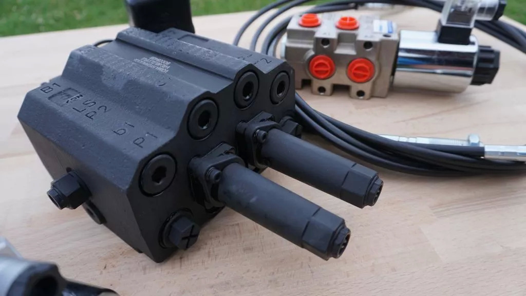 Front loader valve with Load Sensing LS valve 4 function Joystick 90 l/min 24 gp Case IH - Prednji utovarivač za traktor za Kamion: slika 2 Front loader valve with Load Sensing LS valve 4 function Joystick 90 l/min 24 gp Case IH - Prednji utovarivač za traktor za Kamion: slika 2